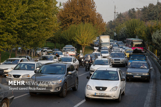 ترافیک سنگین در معابر پایتخت/ حجم بالای تردد در آزادی و نواب