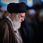 اقامه نماز ظهر جمعی ازمدال‌آوران علمی ایران به امامت رهبر انقلاب